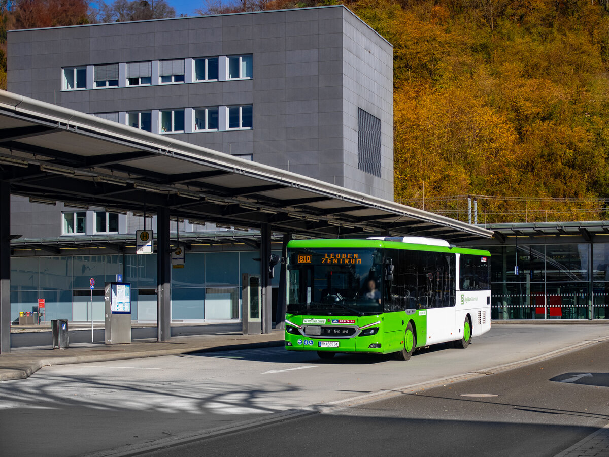 Bruck an der Mur. Bei der Mürztaler Verkehrsgesellschaft (MVG) wurden 8 Fabriksneue Setra S515 LE Multiclass ausgeliefert. Die neuen Busse wurden zwar erstmals Ende 2023 präsentiert, die MVG hat allerdings sofort nach Verkaufsstart zugeschlagen und die neuen Flagschiffe bestellt, welche auf den Überlandlinien in der Obersteiermark, sowie  im Kapfenberger Stadtverkehr eingesetzt werden. Zwei der Busse waren heute auf der Linie 810 (Bruck/Mur – Niklasdorf – Leoben) im Einsatz. Eines der neuen Fahrzeuge ist hier am 30.10.2024 vor dem Bahnhof Bruck an der Mur zu sehen.