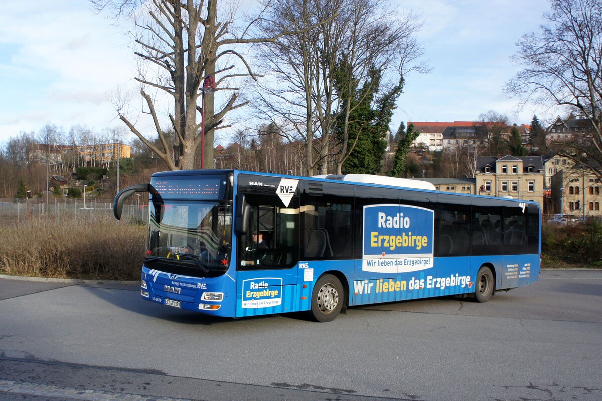 Bus Aue / Bus Erzgebirge: MAN Lion's City Ü (ERZ-RV 279) der RVE (Regionalverkehr Erzgebirge GmbH), aufgenommen im Dezember 2023 am Bahnhof von Aue (Sachsen).