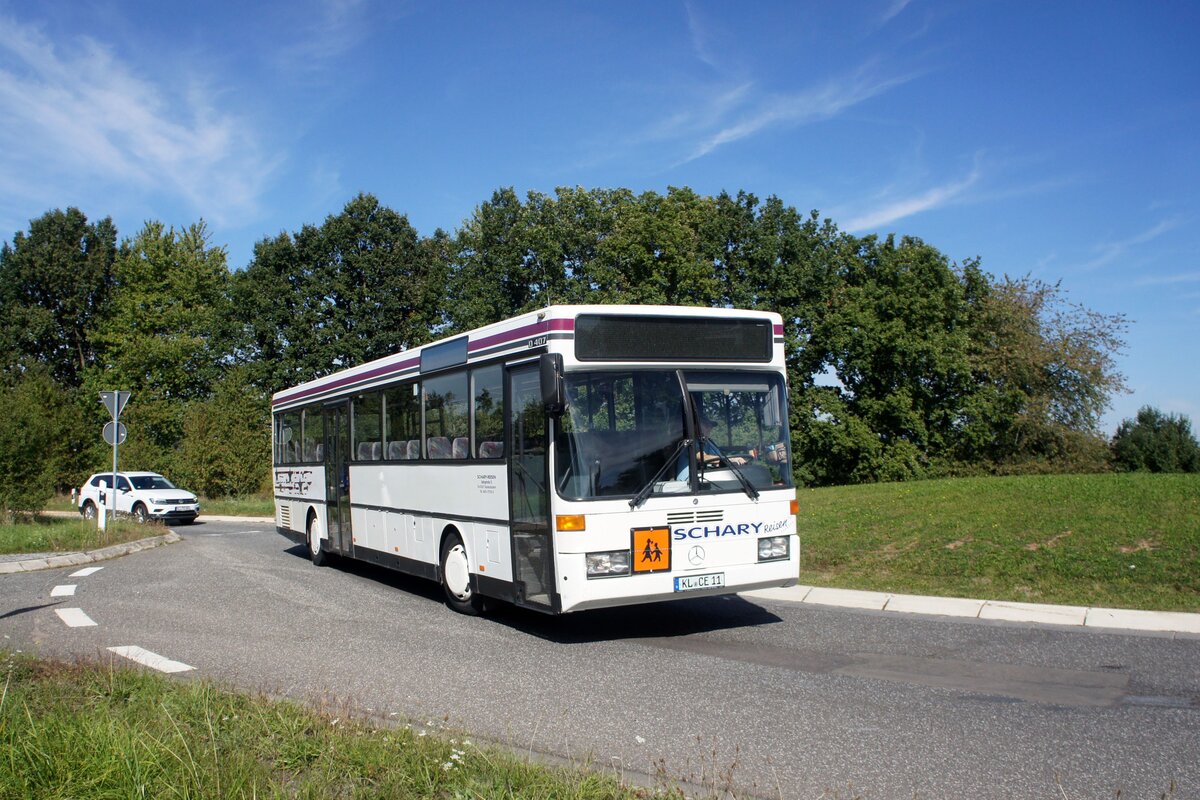 Bus Rheinland-Pfalz: Mercedes-Benz O 407 mit Stadtbusfront (KL-CE 11) von Schary-Reisen GbR, aufgenommen Ende September 2023 in Sembach, einer Ortsgemeinde im Landkreis Kaiserslautern.
