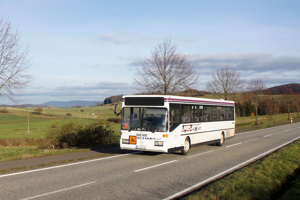 Bus Rheinland-Pfalz: Mercedes-Benz O 407 mit Stadtbusfront (KL-CE 11) von Schary-Reisen GbR, aufgenommen im November 2023 in der Nähe von Schneckenhausen, einer Ortsgemeinde im Landkreis Kaiserslautern.