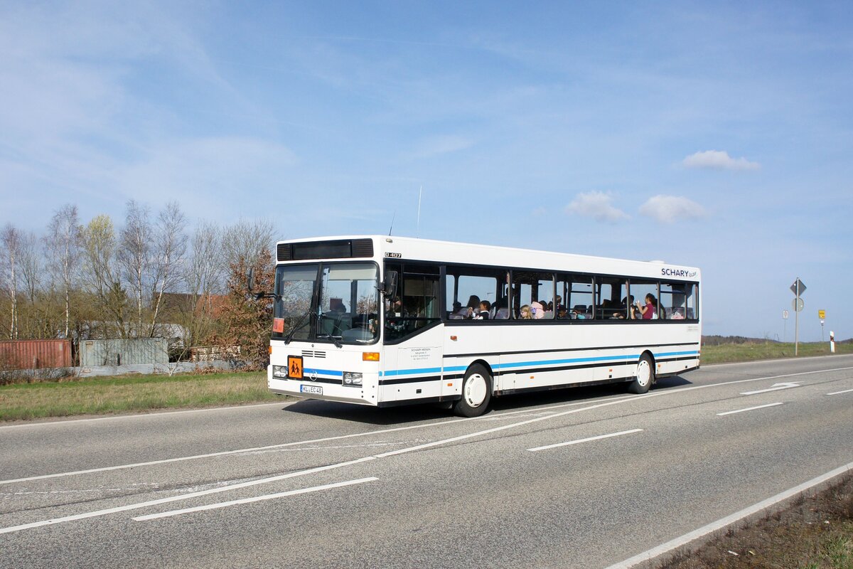 Bus Rheinland-Pfalz: Mercedes-Benz O 407 (KL-EC 48) von Schary-Reisen GbR, aufgenommen im Februar 2024 in Sembach, einer Ortsgemeinde im Landkreis Kaiserslautern. 