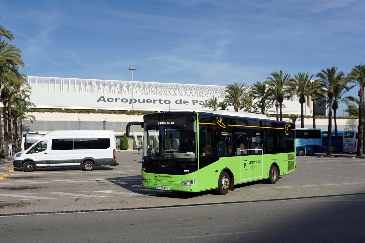 Bus Spanien / Bus Mallorca: Otokar Vectio C (5771 MFN / Wagen 11912) von Aena, dem Betreiber des Flughafens Palma de Mallorca, aufgenommen im Oktober 2023 am Flughafen von Palma de Mallorca (Flughafen Son Sant Joan).
