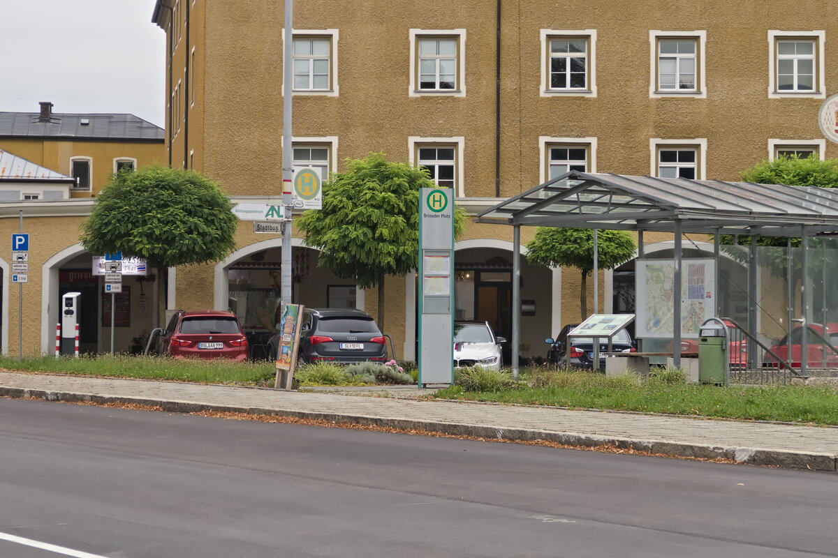 Bushaltestelle Laufen Briouder Platz. Aufgenommen 17.7.2024.