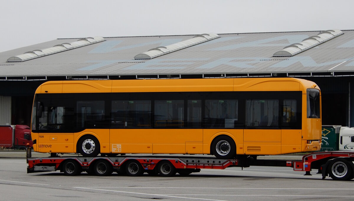 BYD eBus am 05.11.24 zur Verladung im Hafen von Rostock