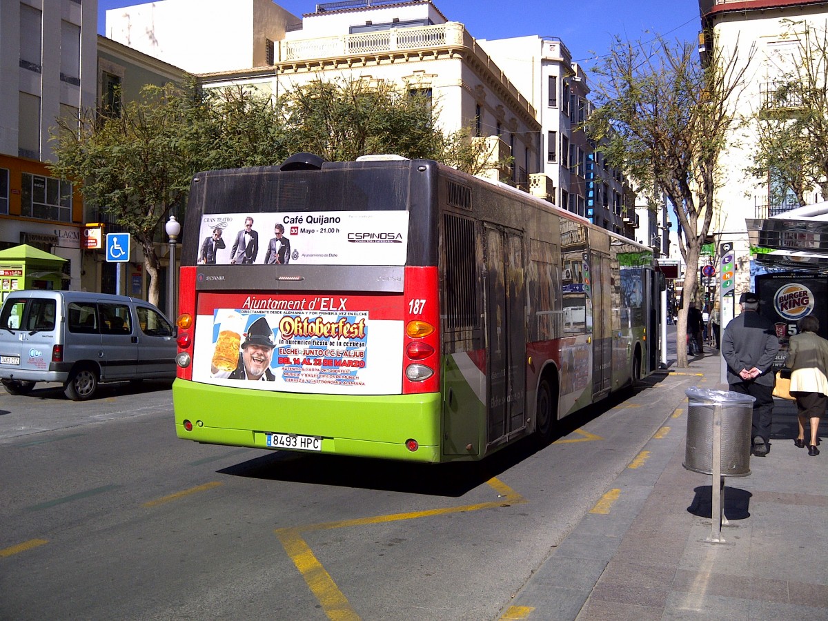 Castrosua City Versus am Plaça de Baix im spanischen Elche am 05.04.2014.
Es handelt um die neueste Lieferung aus dem Jahr 2013, welche erhielt eine neue Lackierung. Drei Neufahrzeuge wurden im Jahr 2013 in den Fuhrpark eingereiht.
