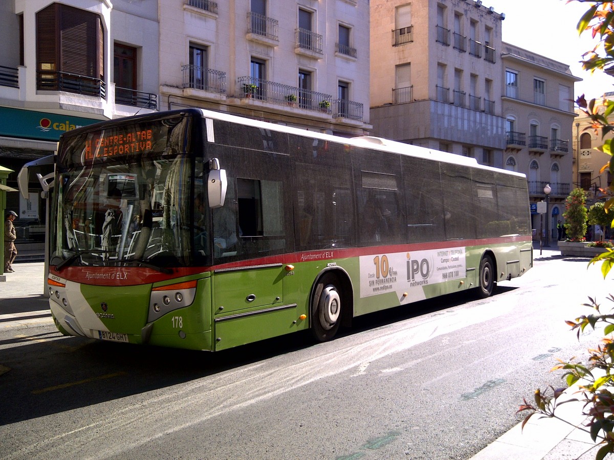 Castrosua City Versus (Scania N230UB) am Plaça de Baix im spanischen Elche am 05.04.2014.