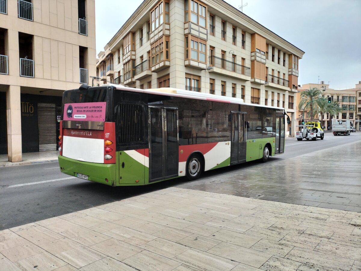 Castrosua City Versus, Wagen 187, Avanza Elche, verlässt die Haltestelle Museo Arqueologico als Linie F in Elche am 07.10.2024