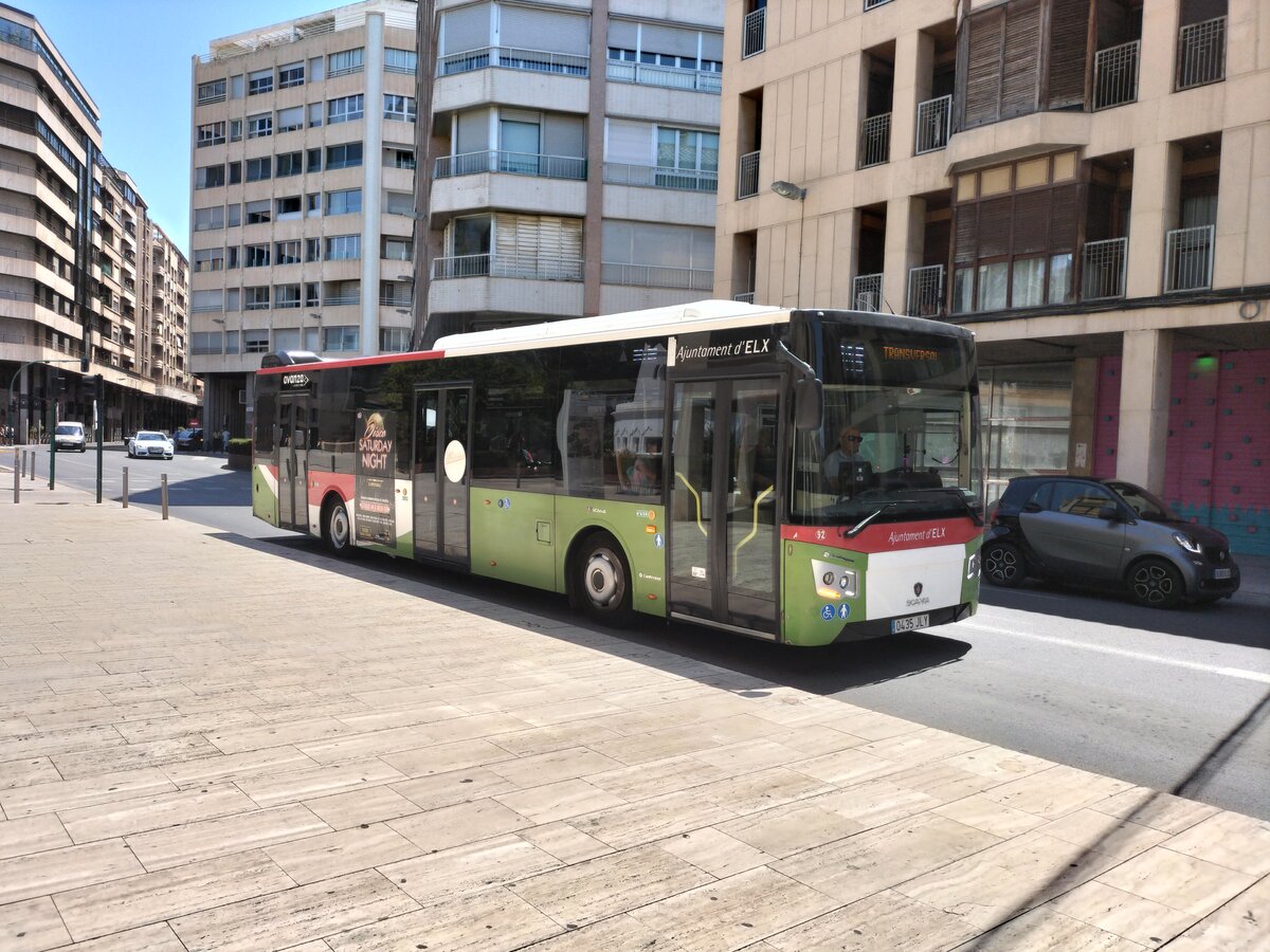 Castrosua New City (Scania N250UB), Wagen 192, Avanza Elche, bedient die Haltestelle Museo Arqueologico als Linie M in Elche am 04.06.2024