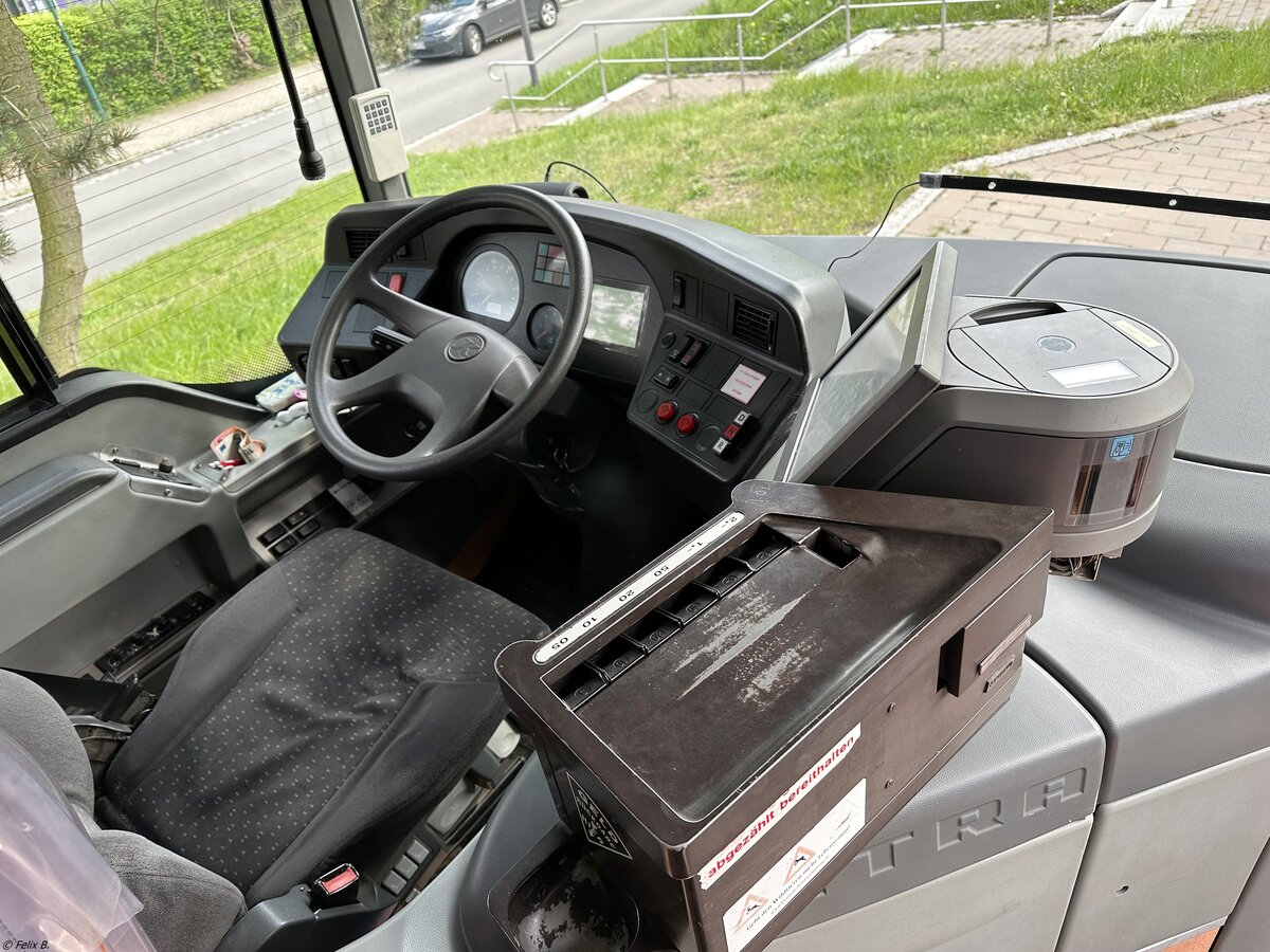 Der Fahrerarbeitsplatz eines Setra 415 NF der MVVG in Plau am See am 11.05.2023