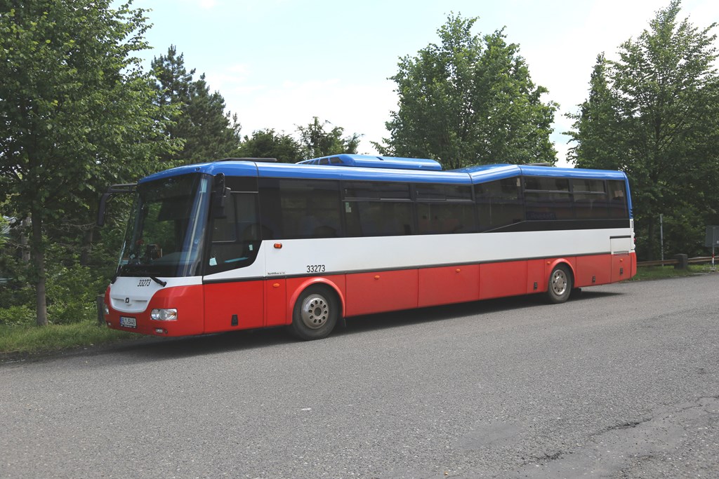 Dieseer SOR CN 12 Bus wartete am 7.6.2024 vor dem Bahnhofsgebäude in Rakovnik in Tschechien. Der Bus wurde wenig später im Schienen Ersatz Verkehr nach Blatno eingesetzt.