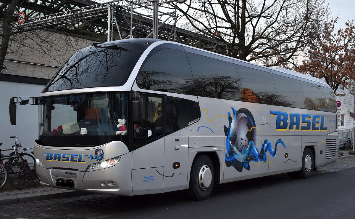 Ein Neoplan CITYLINER EEV Reisebus der Fa. BASEL REISEN GmbH & Co.KG am 20.01.25 am Bahnhof Berlin Zoologischer Garten.