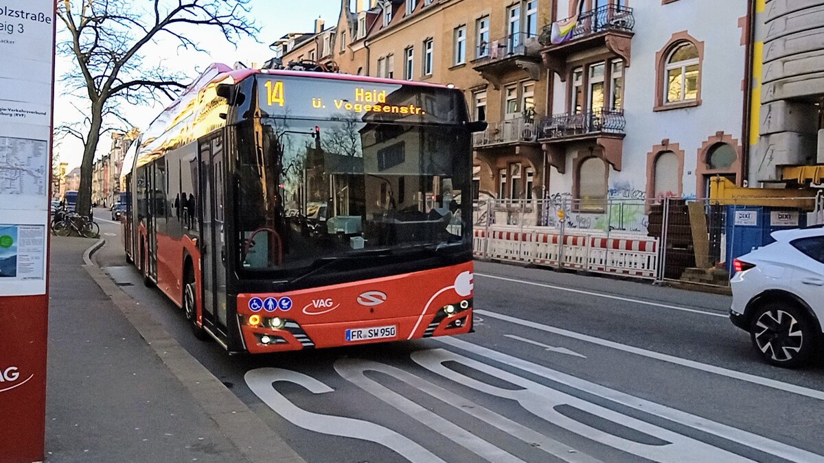 Ein VAG Freiburg Solaris Urbino 18 Electric am 11.1.2025 an der Haltestelle Eschholzstraße auf der Linie 14 in Richtung Haid 