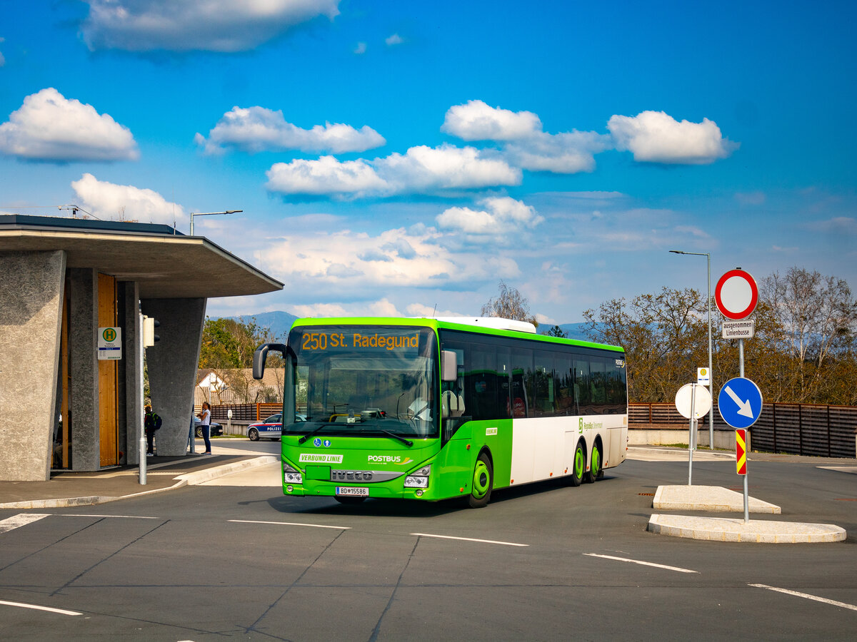 Faßlberg. Am 20. September 2024, steht hier ein Iveco Crossway von Postbus im Busbahnhof Faßlberg.