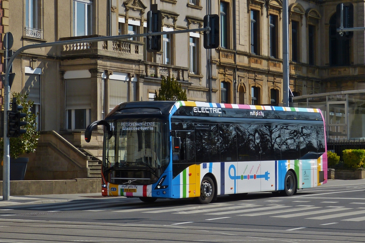 FB 4075, Volvo eBus des VDL auf seiner Fahrt durch die Stadt Luxemburg. 20.04.2021

