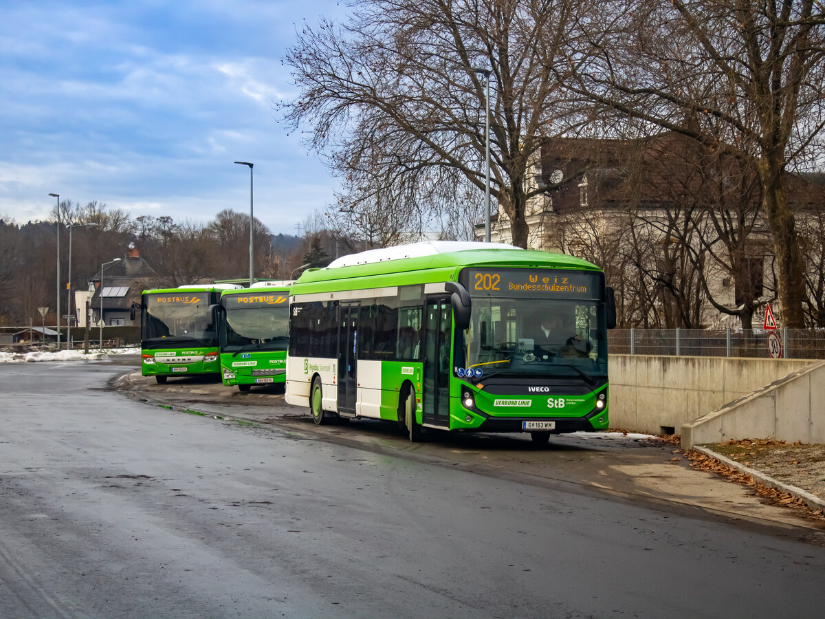 Gleisdorf. Seit längerer Zeit sind die zwei Iveco E-Way ein fester Bestandteil der Steiermarkbahn-Flotte. Einer der Wagen steht hier am 12.12.2023 als Linie 202 in der Bahnhofstraße.