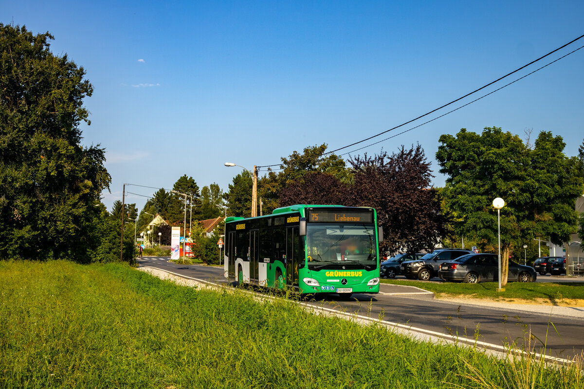 Graz / Raaba. Genau auf der Stadtgrenze zwischen Graz und Graz-Umgebung entstand dieses Foto: Die Styriastraße, auf der sich dieser Citaro von Grünerbus gerade befindet, verläuft die Stadtgrenze zwischen Graz und dem kleinen Vorort  Raaba . Der Bus fährt hier am 15.08.2024 als Linie 75 in Richtung Liebenau, welches sich schon näher im Grazer Stadtzentrum sich befindet.