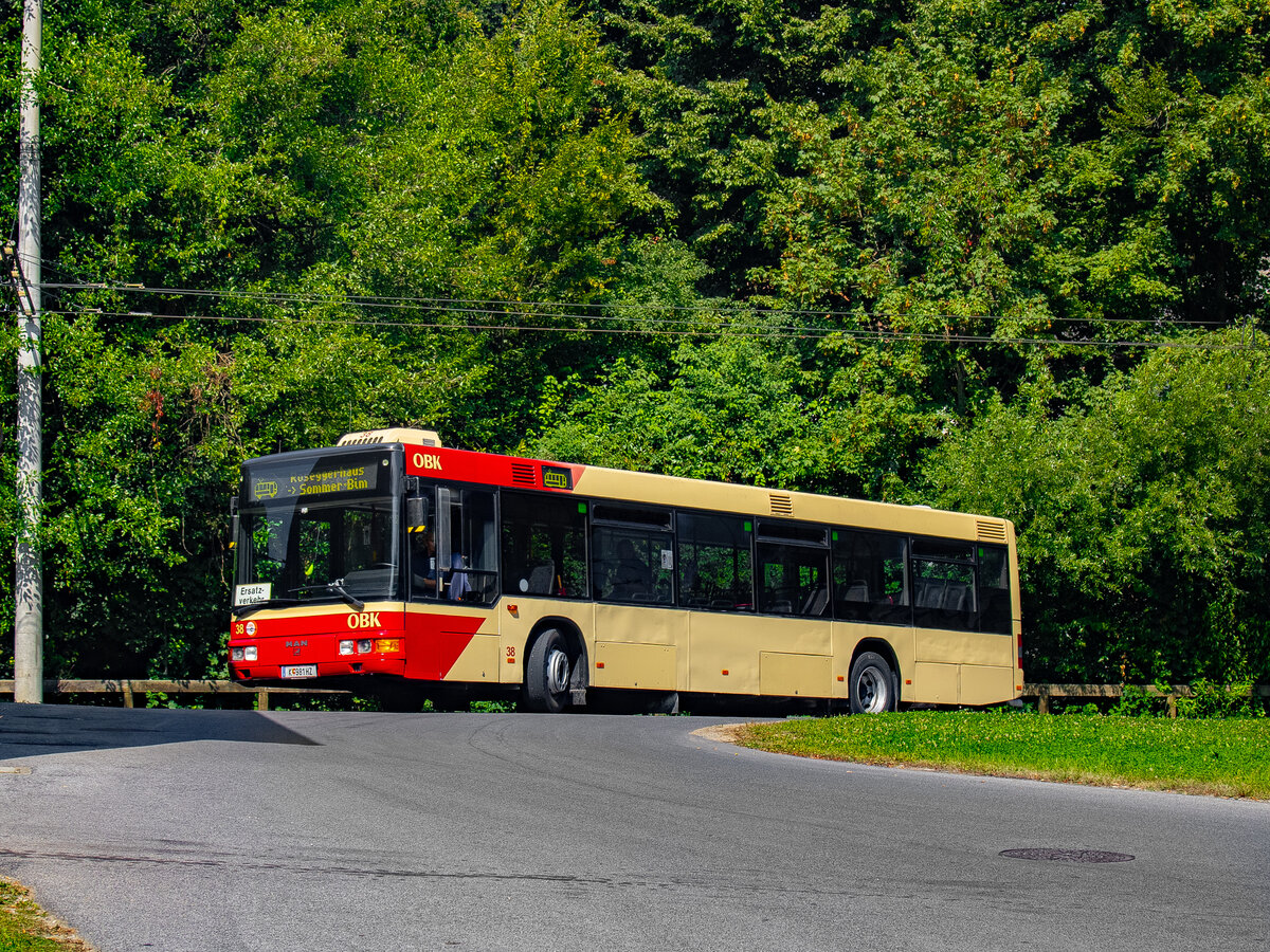 Graz. Am 28.07.2024 fand im Tramway Museum Graz ein Tag der offenen Tür statt. Aufgrund der Bauarbeiten entlang der Linie 1, der Zufahrtstrecke zum Museum, war als historischer Schienenersatzverkehr zwischen Mariatrost und Roseggerhaus der MAN A21 von Omnibus Kraftverkehr (OBK) unterwegs. Der Bus ist hier bei der Endhaltestelle Mariatrost zu sehen.