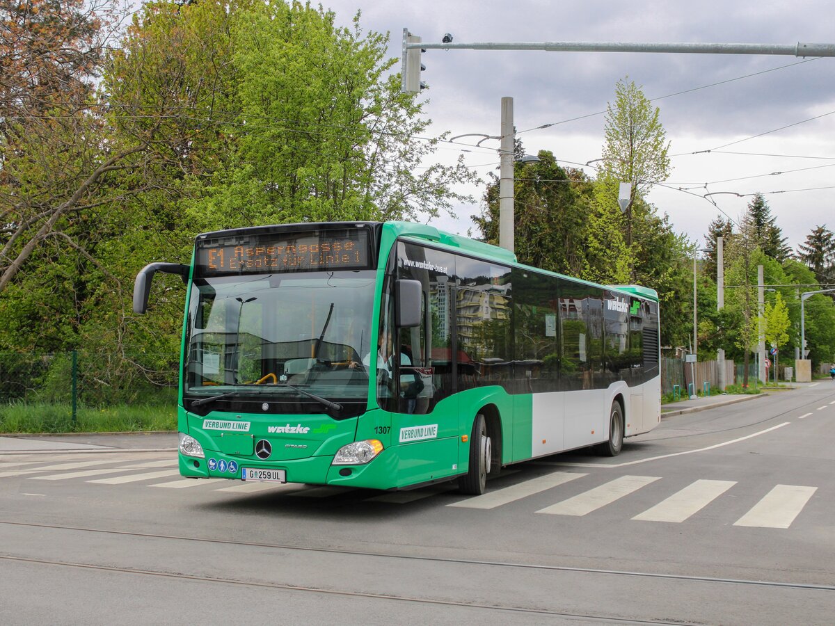 Graz. Aufgrund des Aufbringens eines Netzes zur Tierabwehr beim Hauptbahnhof, wurden am 01.05. und 02.05.2021 die Linie 1 zwischen Hilmteich und Jakominiplatz und die Linie 7 zwischen LKH MED UNI und Jakominiplatz/Steyrergasse kurzgeführt. Zwischen Jakominiplatz und Laudongasse wurde ein Schienenersatzverkehr mit Bussen der Graz Linien eingerichtet. Zwischen Asperngasse und Eggenberg bzw. Wetzelsdorf wurde ebenfalls ein Ersatzverkehr eingerichtet (Linie E1 und E7), welche aufgrund von Busmangel bei den Graz Linien mit Privaten Bussen der Firma Watzke geführt wurden. Wagen W1307 von Watzke ist hier als E1 in der Daungasse zu sehen.