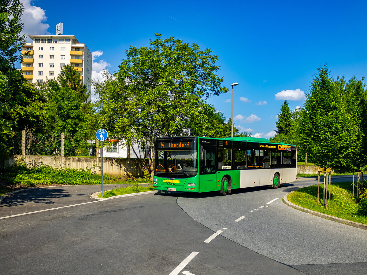 Graz. Ein Lion's City der Firma Grünerbus, biegt hier am 19.05.2024 als Linie 74 in die Endhaltestelle Thondorf ein.
