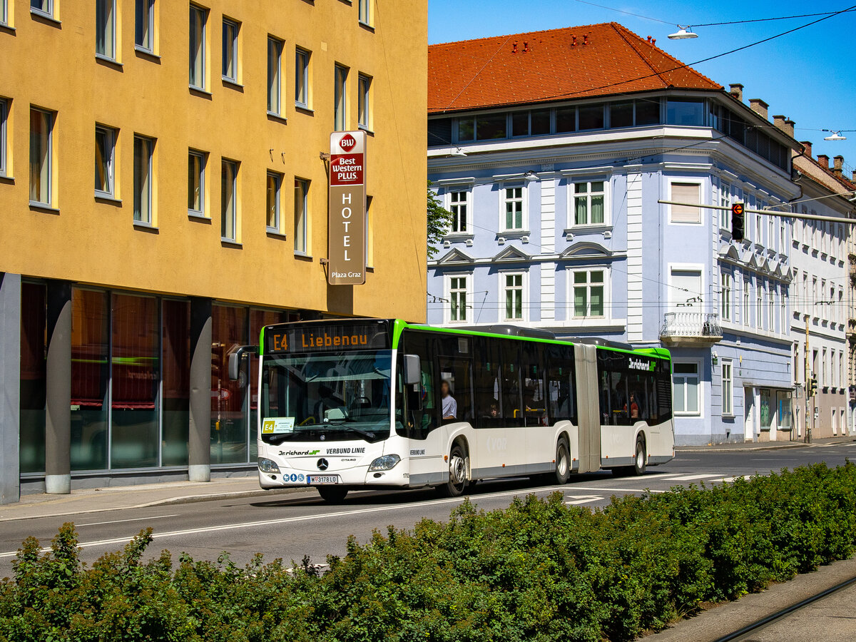 Graz. Für drei Wochen, von Mitte Juni bis Mitte Juli 2024, wird die Straßenbahnlinie 4 im Schienenersatzverkehr geführt. Aufgrund von akutem Kapazitätsmangel, verkehrt am Schienenersatz die Firma Dr. Richard mit drei gebrauchten Gelenkbussen aus Wien, die extra nach Graz überstellt wurden.

Der Dr. Richard Wagen 1703 ist hier als E4 in Richtung Liebenau, bei der Haltestelle Jakominigürtel zu sehen.
