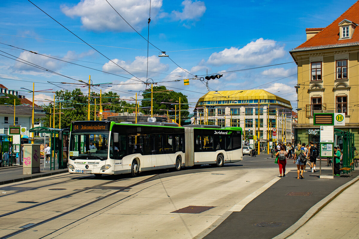 Graz. Für drei Wochen, von Mitte Juni bis Mitte Juli 2024, wird die Straßenbahnlinie 4 im Schienenersatzverkehr geführt. Aufgrund von akutem Kapazitätsmangel, verkehrt am Schienenersatz die Firma Dr. Richard mit drei gebrauchten Gelenkbussen aus Wien, die extra nach Graz überstellt wurden.

Der Dr. Richard Wagen 1702 ist hier als E4 während der Wendefahrt bei der Endhaltestelle Jakominiplatz zu sehen