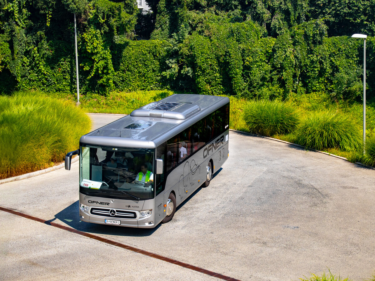 Graz. Für verschiedene Leistungen im Schienenersatzverkehr, steht dem Reisebüro Ofner aus Graz ein Mercedes Intouro 3 K zur Verfügung. Am 29.07.2024 wurde der Bus als SEV530 genutzt und fährt hier gerade in den Bahnhof Don Bosco nach Gleisdorf ein.