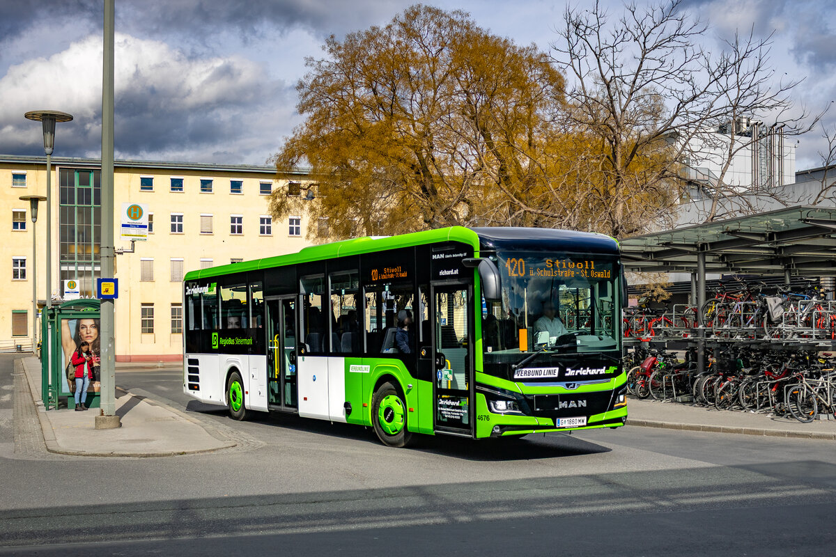 Graz. Insgesamt 17 Fahrzeuge der Type „MAN Lion's InterCity Ü LE“ sollen im März 2025 bei der Firma Dr. Richard Steiermark in Verkehr gesetzt werden. Einen kleinen Vorgeschmack auf die neuen Wagen gab es am 12.03.2025, wo ein  Neuer  seine Runde auf der Linie 120 von Graz nach Stiwoll drehen durfte, hier zu sehen bei der Abfahrt am Grazer Hauptbahnhof.