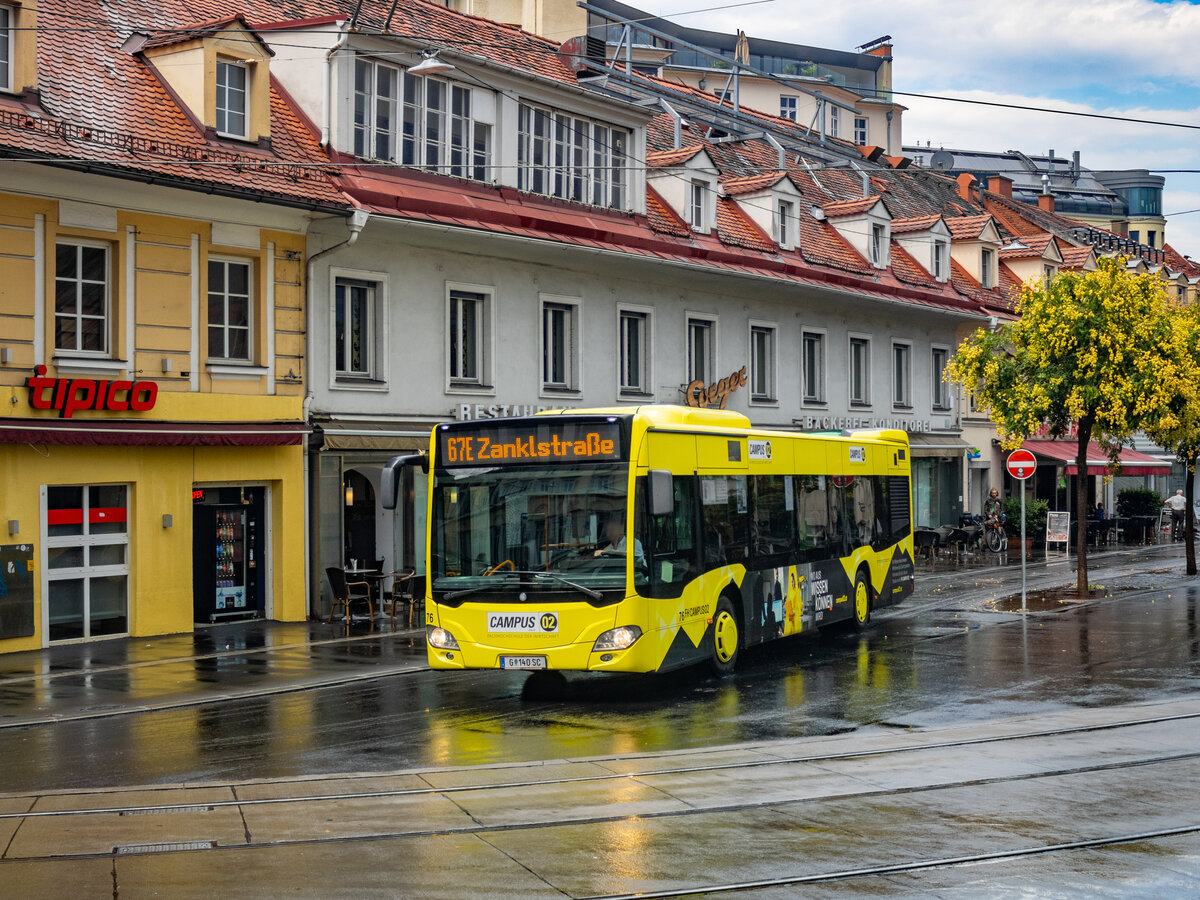 Graz. Wagen 76 der Graz Linien verlässt hier am 28.07.2024 nach einem starken Regenschauer den Jakominiplatz als Linie 67E zur Zanklstraße.