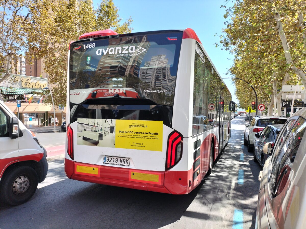 Heckansicht des MAN 43C Lion's Intercity LE 13, Wagen 1468 der Firma Avanza, in der Avenida de Europa als Linie 03 in Benidorm am 20.08.2024