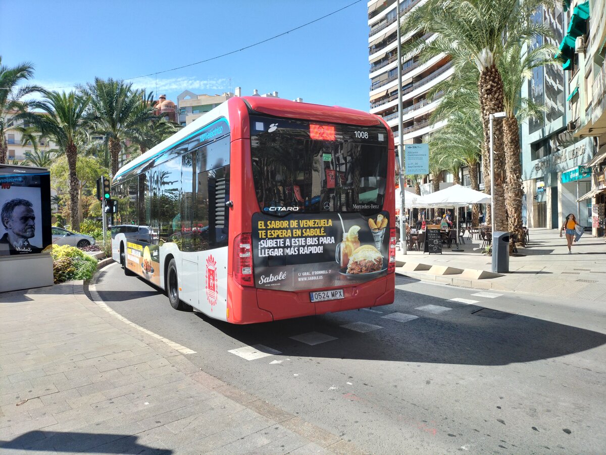 Heckansicht des Mercedes-Benz eCitaro mit der Wagennummer 1008 als Linie 2 am Plaza de los Luceros in Alicante am 01.10.2024