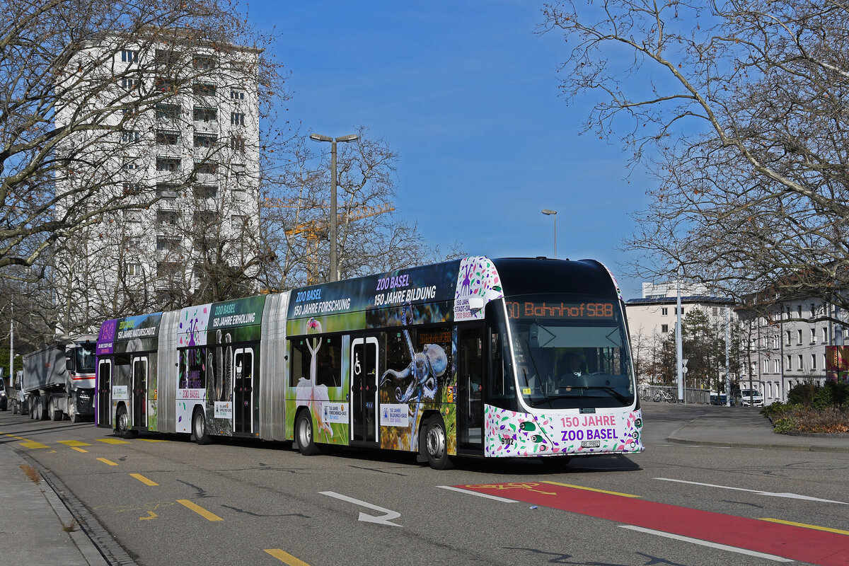 Hess Doppelgelenk Elektrobus 9102 mit der Werbung für 150 Jahre ZOO Basel, auf der Linie 50, verlässt am 29.01.2024 die Haltestelle Kannenfeldplatz.