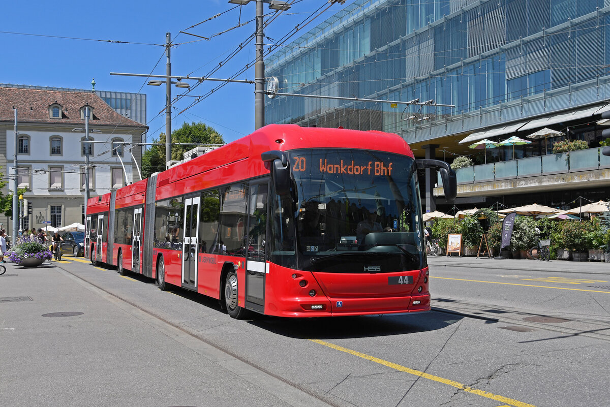 Hess Doppelgelenk Trolleybus 44, auf der Linie 20, verlässt am 09.07.2024 die Haltestelle beim Bahnhof Bern.