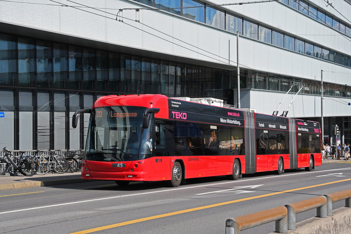 Hess Doppelgelenk Trolleybus 45, auf der Linie 20, verlässt am 09.07.2024 die Haltestelle Schanzenstrasse. Aufnahme Bern.