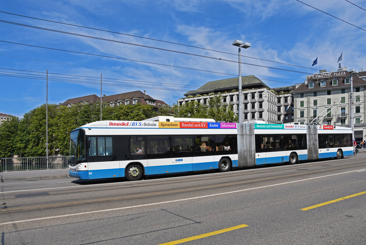 Hess Doppelgelenk Trolleybus 61, auf der Linie 31, überquert am 22.08.2024 die Bahnhofbrücke in Zürich.