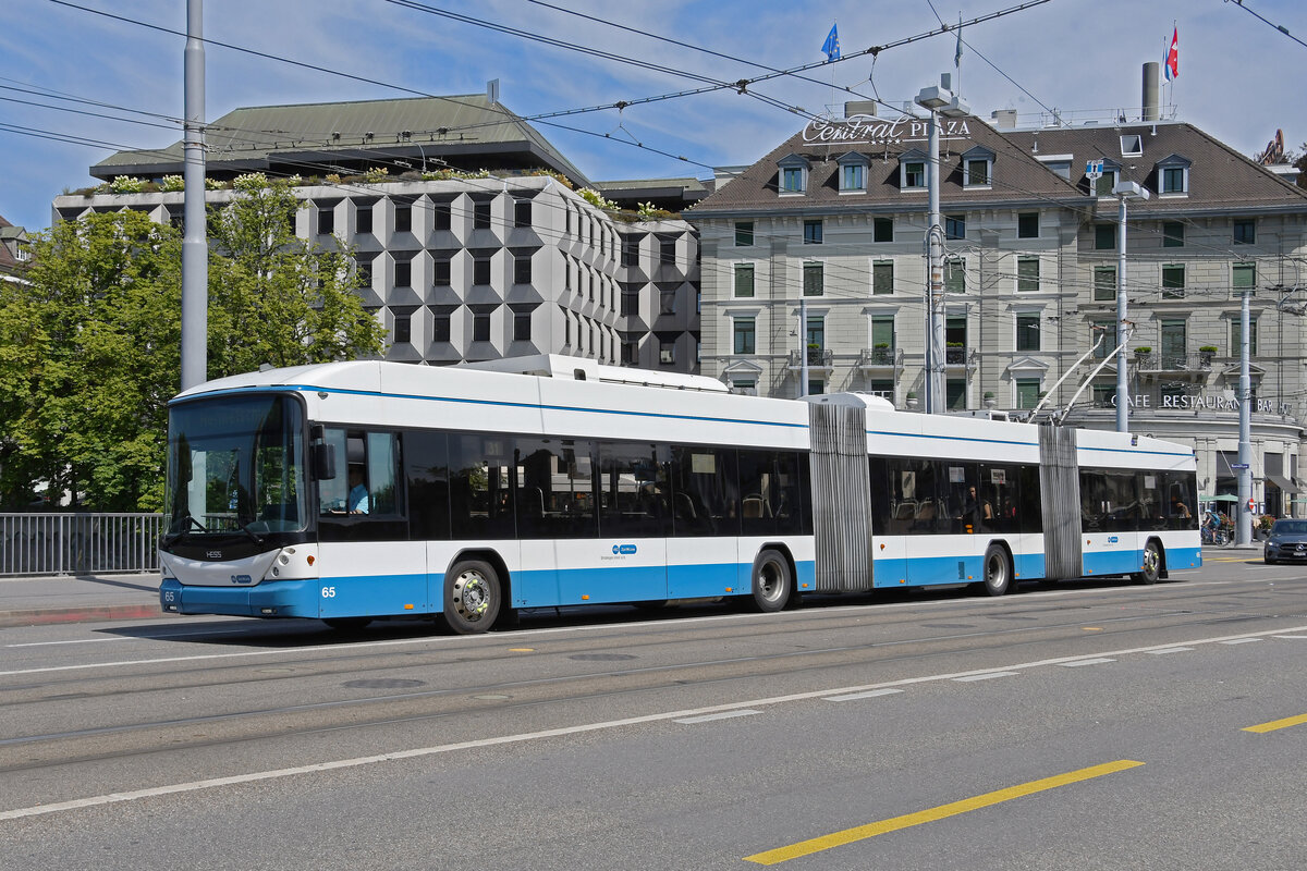 Hess Doppelgelenk Trolleybus 65, auf der Linie 31, überquert am 22.08.2024 die Bahnhofbrücke. Aufnahme Zürich.