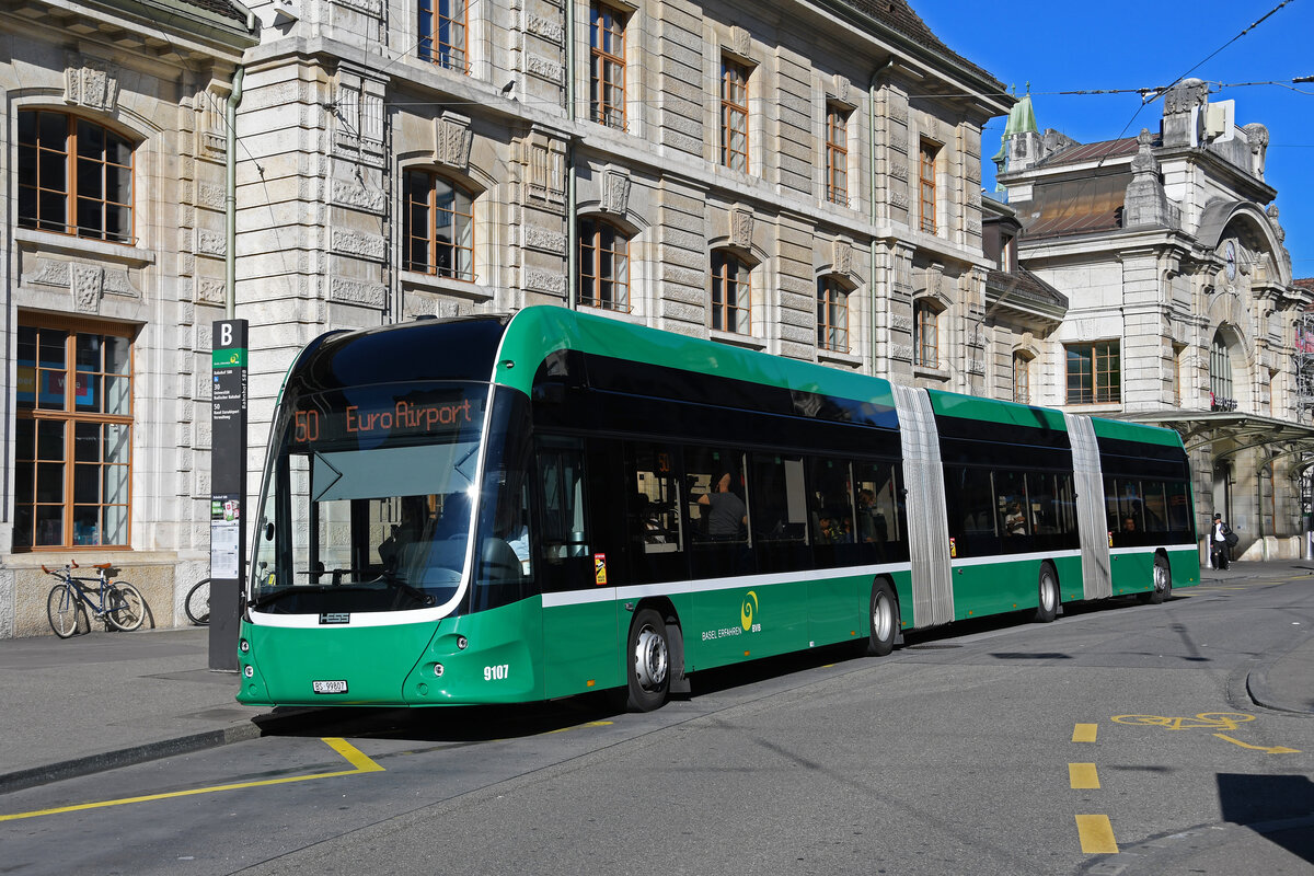 Hess Doppelgelenkbus 9107, auf der Linie 50, wartet am 09.07.2024 an der Endstation am Bahnhof SBB. Aufnahme Basel.