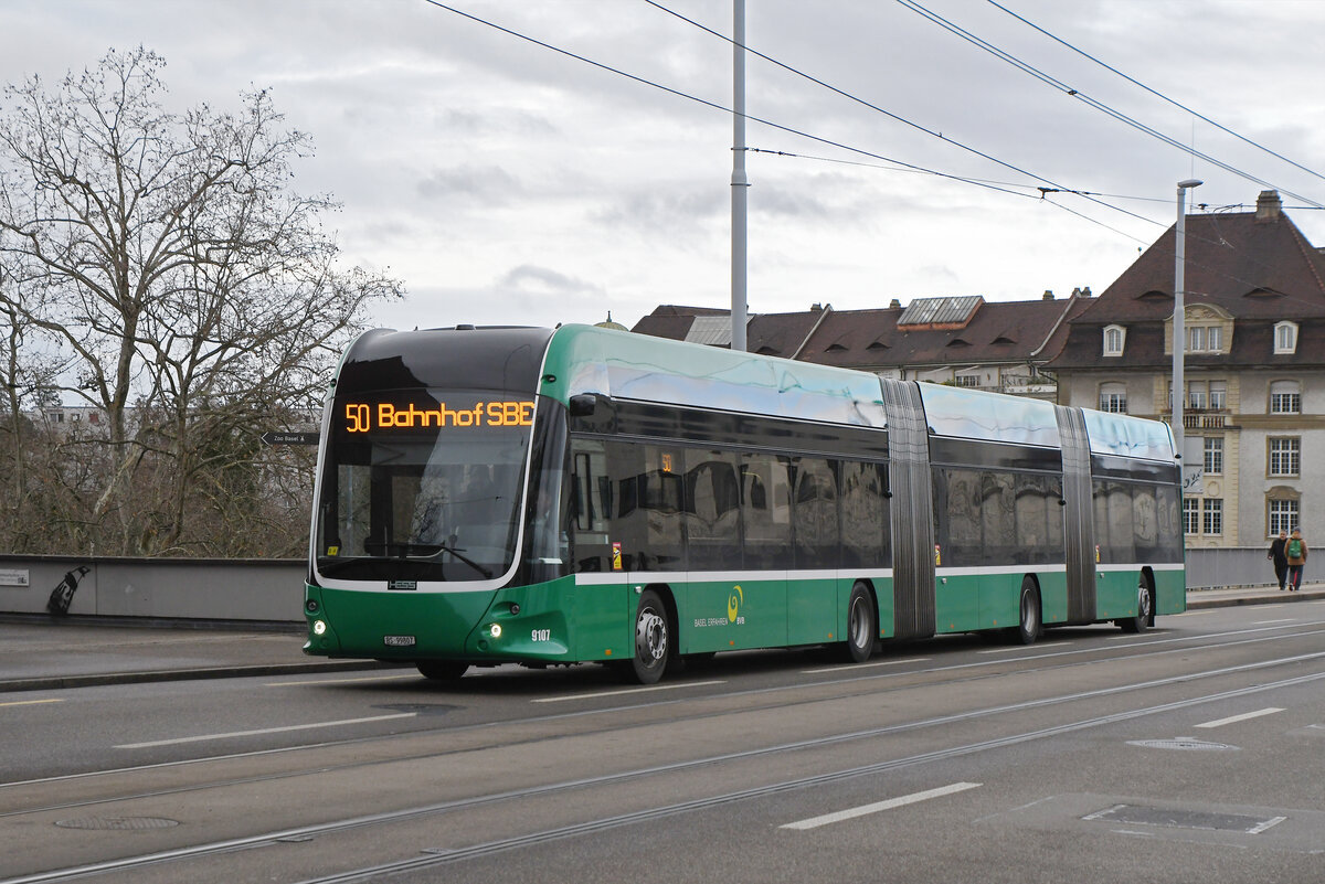 HESS Elektrobus 9107, auf der Linie 50, fährt am 24.01.2024 zur Endstation am Bahnhof SBB. Aufnahme Basel.