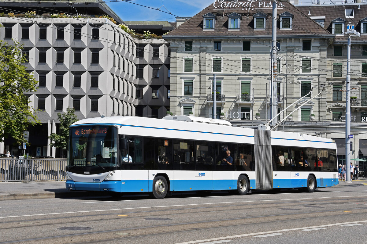 Hess Trolleybus 168, auf der Linie 46, überquert am 22.08.2024 die Bahnhofbrücke. Aufnahme Zürich.