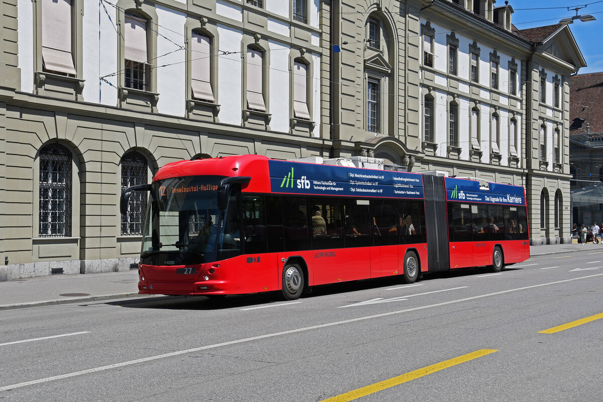 Hess Trolleybus 27, auf der Linie 12, überquert am 09.07.2024 den Bubenbergplatz. Aufnahme Bern.