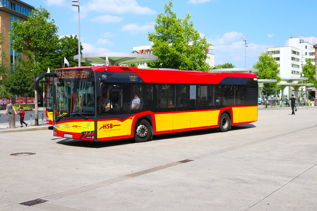 HSB Hanau Solaris Urbino 12 Wagen 18 am 07.06.24 in Hanau Freiheitsplatz
