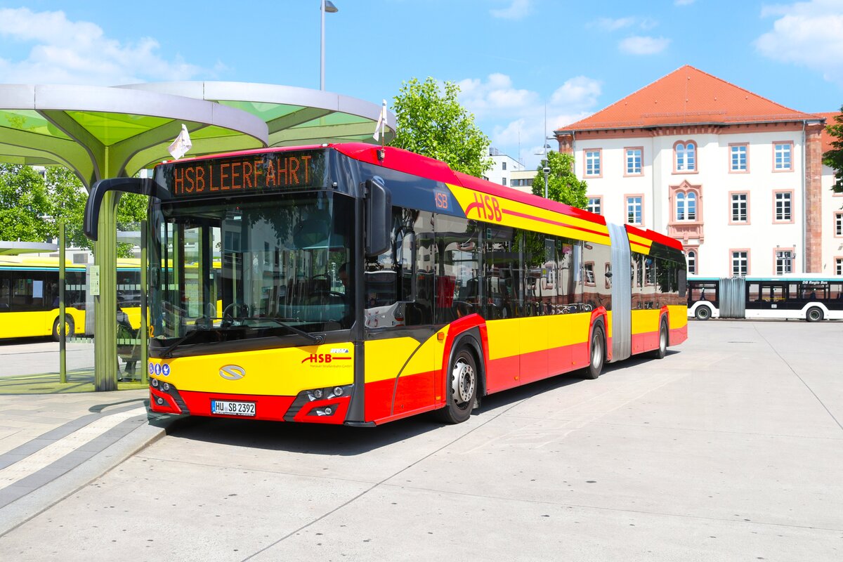 HSB Hanau Solaris Urbino 18 Wagen 42 am 07.06.24 in Hanau Freiheitsplatz