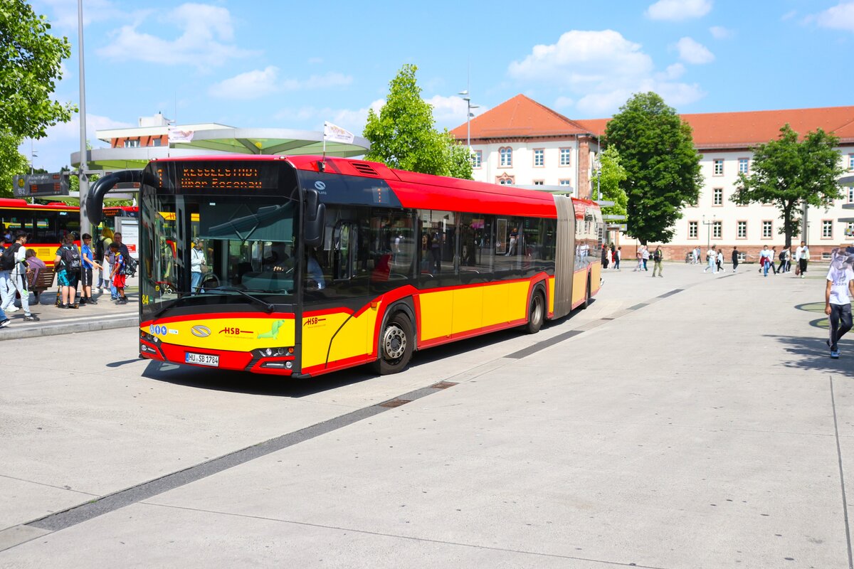 HSB Hanau Solaris Urbino 18 Wagen 84 am 07.06.24 in Hanau Freiheitsplatz