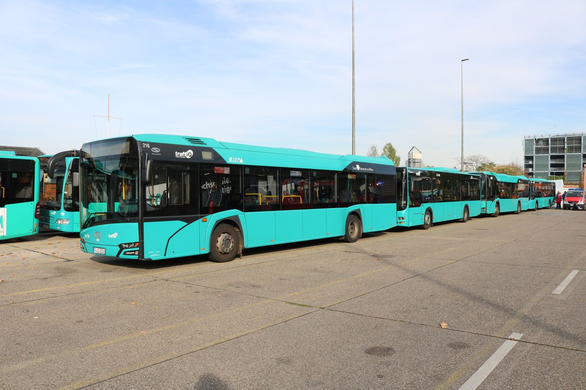 ICB Solaris Urbino 12 Wagen 216 am 26.10.19 auf dem Betriebshof bei einer öffentlichen Feuerwehr Übung 