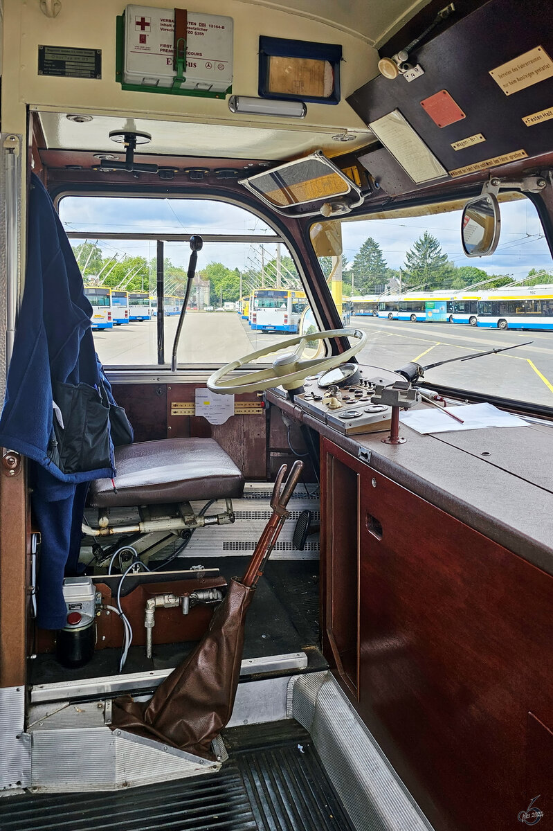 Im Bild der Führerstand des 1952 gebauten Uerdingen/Henschel/BBC IIIs Oberleitungsbusses. (Obus Museum Solingen, Juli 2024)