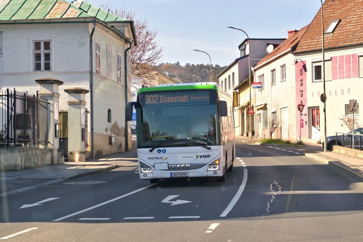 Iveco-Irisbus Crossway von Postbus (BD-15888) als Linie 902 in Eisenstadt, Ruster Straße. Aufgenommen 20.3.2024.