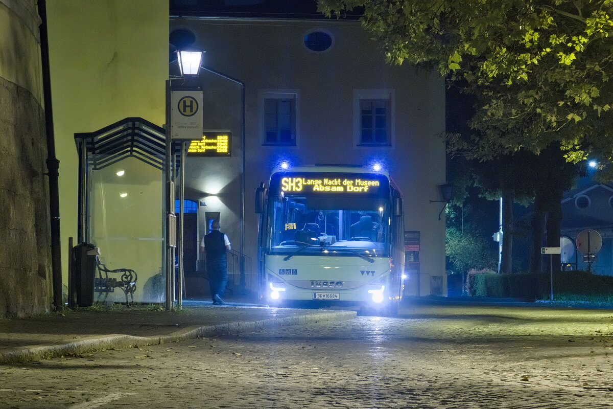 Iveco-Irisbus Crossway von Postbus (BD-16684) als Shuttle Lange Nacht der Museen Linie 3 an der Haltestelle Hall, Unterer Stadtplatz. Aufgenommen 5.10.2024.