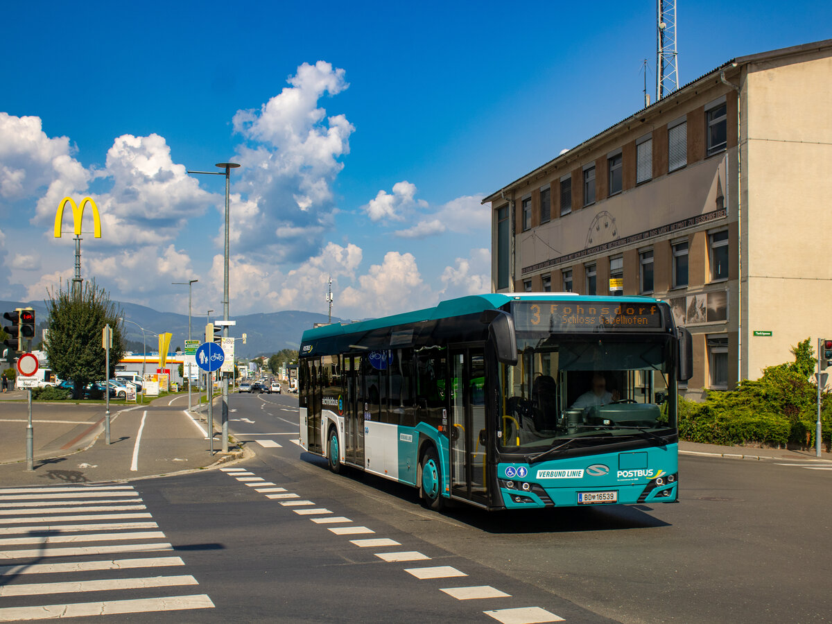 Judenburg. Am 28.8.2024 ist der Postbus-Aichfeldbus 16539 auf der Linie 3 nach Fohnsdorf unterwegs gewesen, hier beim Busbahnhof Knittelfeld.