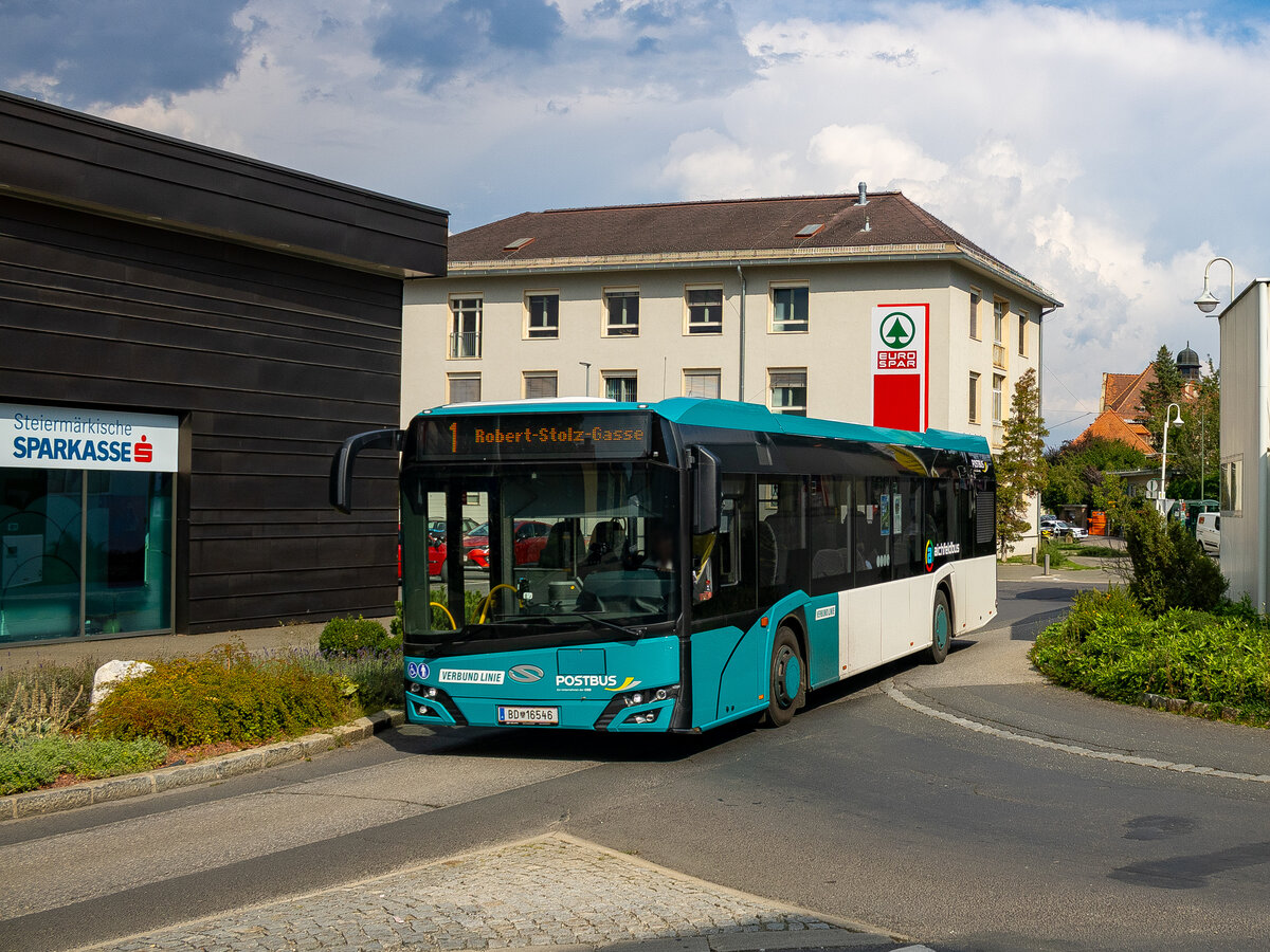 Judenburg. Am 28.8.2024 ist der Postbus-Aichfeldbus 16546 auf der Linie 1 unterwegs gewesen, hier beim Finanzamt Judenburg.