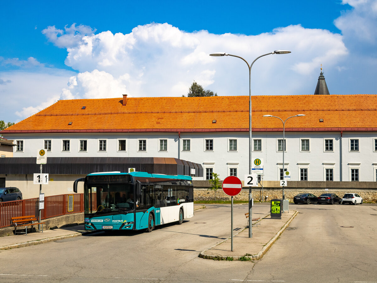 Judenburg. Zugegeben, ziemlich runtergekommen sieht der Busbahnhof Judenburg mittlerweile aus. Am 28.8.2024 ist der Postbus-Aichfeldbus 16541 auf der Linie 2 nach Fohnsdorf auf besagtem Platz zu sehen.