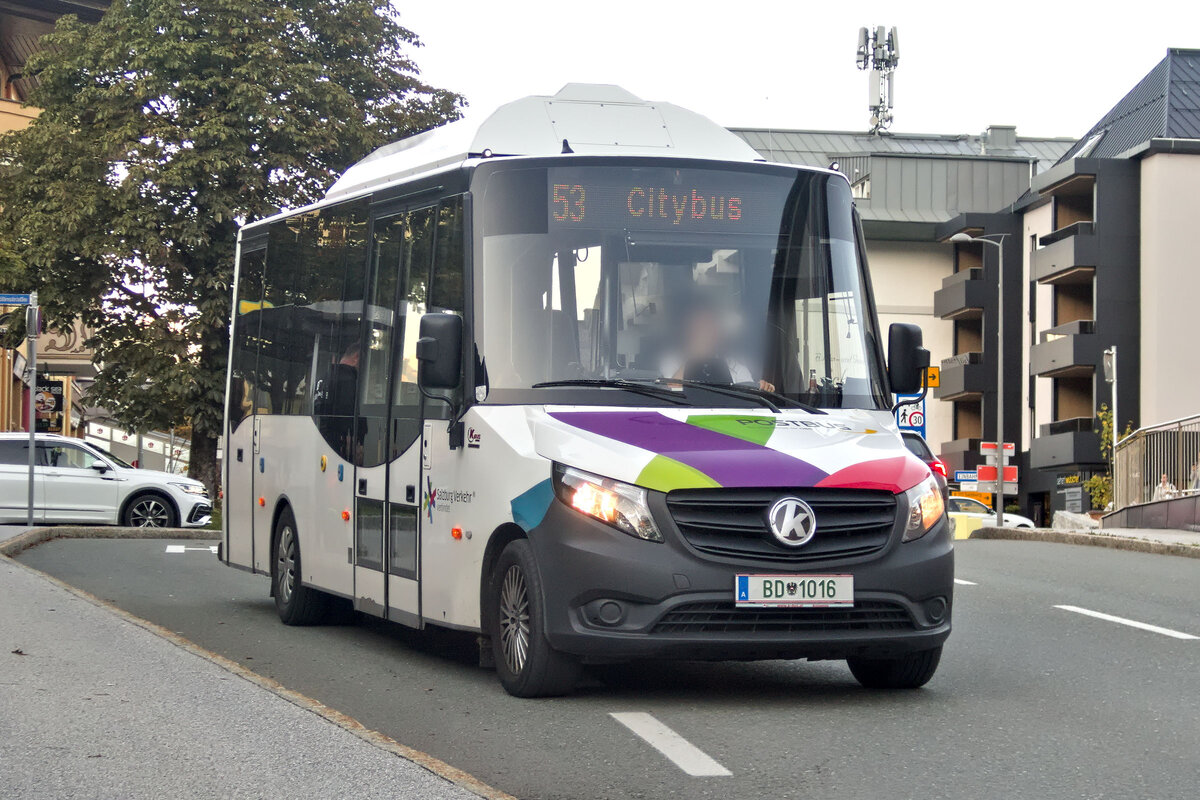 K-Bus E-Solar City XL (basiert auf Mercedes Benz EQV/eVito) von Postbus (BD-1016) als Linie 53 in St. Johann im Pongau, Hauptstraße. Aufgenommen 7.10.2024.